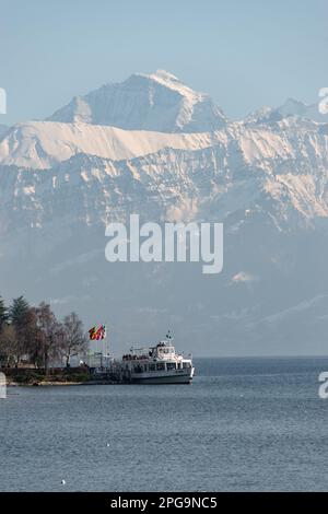 Thun, Svizzera, 12 febbraio 2023 piccola barca con passeggeri in una crociera sul lago di Thun Foto Stock