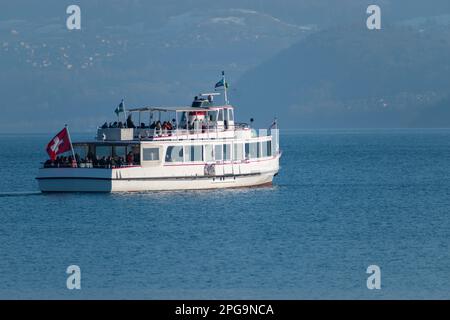 Thun, Svizzera, 12 febbraio 2023 piccola barca con passeggeri in una crociera sul lago di Thun Foto Stock