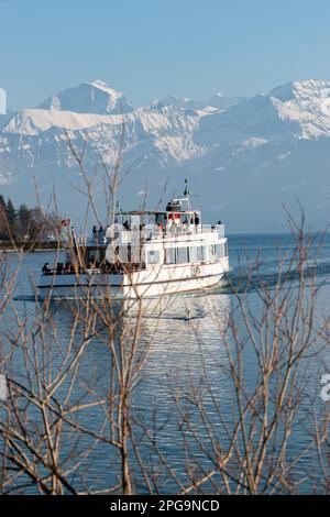 Thun, Svizzera, 12 febbraio 2023 piccola barca con passeggeri in una crociera sul lago di Thun Foto Stock