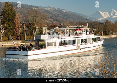 Thun, Svizzera, 12 febbraio 2023 piccola barca con passeggeri in una crociera sul lago di Thun Foto Stock