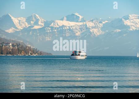 Thun, Svizzera, 12 febbraio 2023 piccola barca con passeggeri in una crociera sul lago di Thun Foto Stock