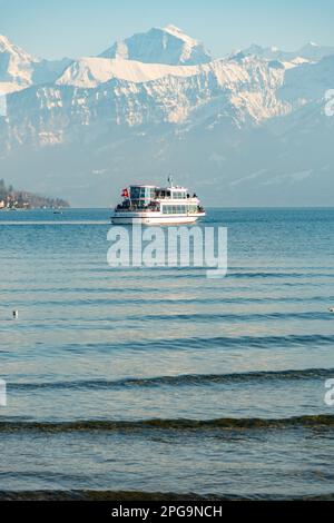 Thun, Svizzera, 12 febbraio 2023 piccola barca con passeggeri in una crociera sul lago di Thun Foto Stock