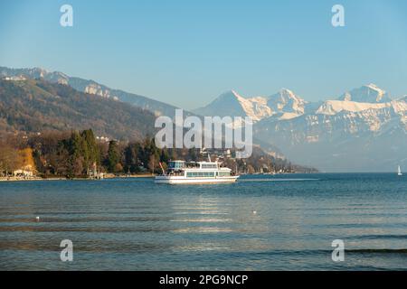 Thun, Svizzera, 12 febbraio 2023 piccola barca con passeggeri in una crociera sul lago di Thun Foto Stock