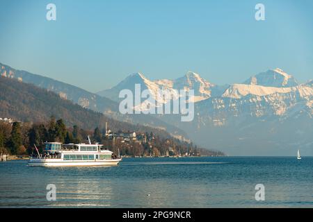 Thun, Svizzera, 12 febbraio 2023 piccola barca con passeggeri in una crociera sul lago di Thun Foto Stock