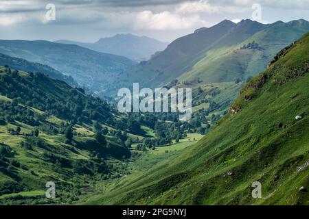 Bella vista della verde valle in montagna, Valles pasiegos, Cantabria, Spagna Foto Stock