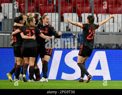 Monaco, Germania. 21st Mar, 2023. Calcio, Donne: Champions League, Bayern Munich - Arsenale WFC, knockout round, quarti di finale, prima tappa, Allianz Arena. I giocatori del Bayern festeggiano l'obiettivo per 1:0. Credit: Peter Kneffel/dpa/Alamy Live News Foto Stock