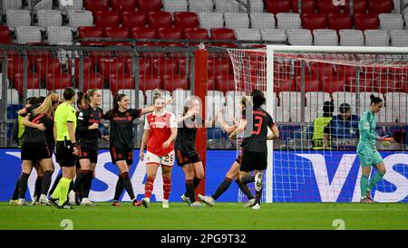 Monaco, Germania. 21st Mar, 2023. Calcio, Donne: Champions League, Bayern Munich - Arsenale WFC, knockout round, quarti di finale, prima tappa, Allianz Arena. I giocatori del Bayern festeggiano l'obiettivo per 1:0. Credit: Peter Kneffel/dpa/Alamy Live News Foto Stock