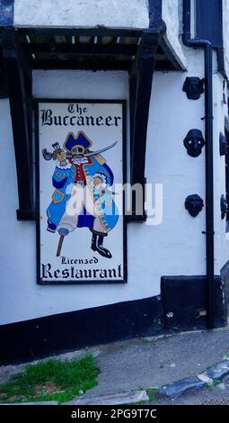 Cartelli commerciali nelle città del Regno Unito. Questo cartello si trova all'esterno di un vecchio pub in una baia di contrabbandieri in Cornovaglia. Foto Stock