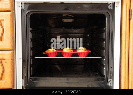 L'omeletta di verdure in uno stampo di silicone è cotta nel forno a casa Foto Stock