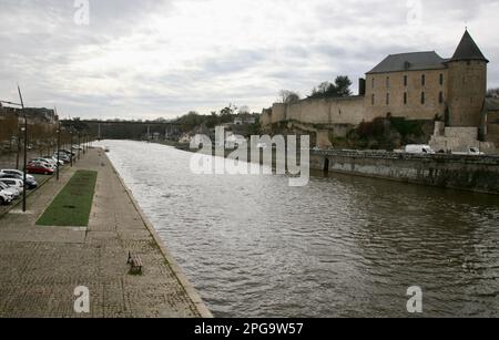 Una vista del fiume Mayenne nella città di Mayenne, Pays de la Loire, Francia nord-occidentale, Europa Foto Stock