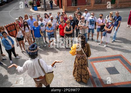 Attori che esibiscono Don Chisciotte de la Mancha e Dulcinea del Toboso all'interno del treno Cervantes tra la stazione ferroviaria di Atocha e Alcala de Henares, Madr Foto Stock