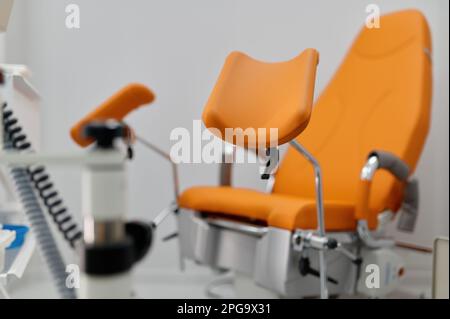 Sala ginecologica con sedia e attrezzature a fuoco selettivo Foto Stock