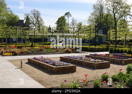 Consiglio comunità giardino, aiuole e zona relax sul sole maggio primavera giorno Antrim Castello Giardini Antrim Irlanda del Nord. Foto Stock