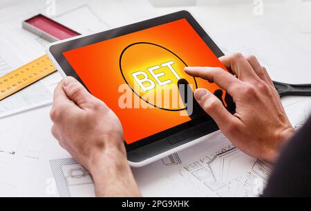 Architetto designer interni creativi lavoro a mano disegno piano di schizzo blu stampa selezione materiale campioni colore strumenti d'arte Design Studio Foto Stock