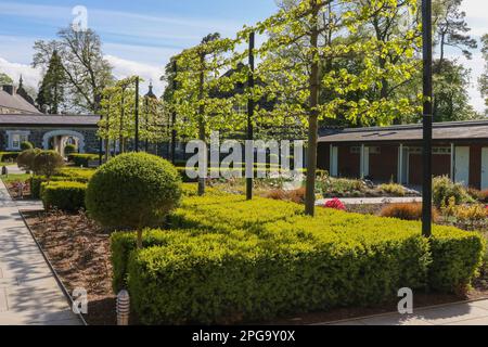 Consiglio comunità giardino, aiuole e zona relax sul sole maggio primavera giorno Antrim Castello Giardini Antrim Irlanda del Nord. Foto Stock