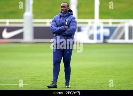 Inghilterra allenatore Emile Heskey durante una sessione di formazione a St. George's Park, Burton-on-Trent. Data immagine: Martedì 21 marzo 2023. Foto Stock