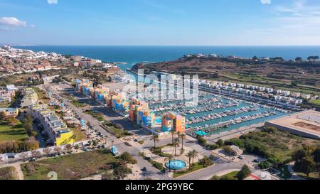 Vista aerea portoghese pescatori città turistica Albufuira con architettura creativa. Portugal Algarve yacht sul molo Foto Stock
