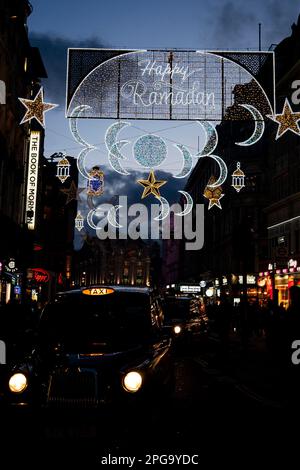 Le prime luci di Ramadan a Londra per celebrare l'inizio del Ramadan, al Piccadilly Lights nel centro di Londra. Data immagine: Martedì 21 marzo 2023. Foto Stock