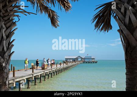 City Pier sull'isola di Anna Maria, Florida, USA fu ricostruito e aperto nel 2020 dopo che il molo originale fu distrutto dall'uragano Irma nel 2017. Foto Stock