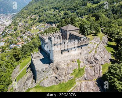 Bellinzona, Svizzera - Maggio 28. 2021: Immagine aerea del castello medievale Castello Sasso Corbaro nella capitale del Canton Ticino, Bellinzona, S. Foto Stock