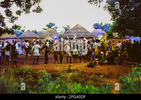 Gli abitanti del villaggio si riuniscono per una sorta di celebrazione in un'area rurale del Ghana Foto Stock