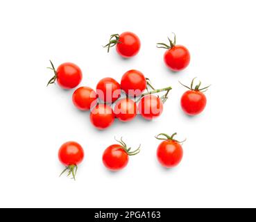Pomodori ciliegini freschi maturi e biologici con steli verdi su sfondo bianco vista dall'alto. Piccoli pomodori dalla forma bellissima isolati. Foto Stock