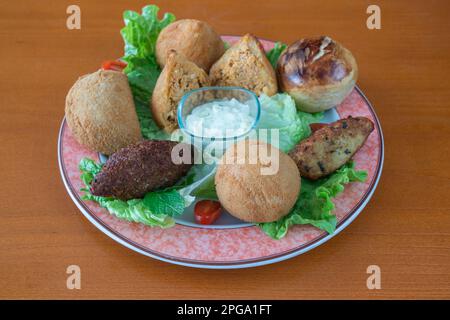 Tipico antipasto portoghese rissois o polpette, carne o gamberetti con vari sapori e ripieni. Foto Stock