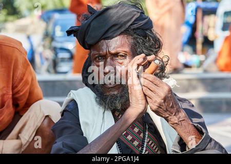 Haridwar, India - ritratto di un Sadhu che fuma marihuana in un chillum. Naturalmente per scopi religiosi. Foto Stock