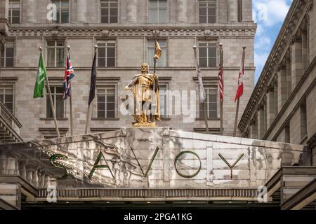 Situato sullo Strand, nella città di Westminster, il lussuoso Savoy Hotel ha un'entrata impressionante che si abbina alla sua reputazione. La prestigiosa Londra h Foto Stock