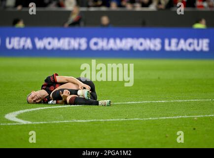 Monaco, Germania. 21st Mar, 2023. Calcio, Donne: Champions League, Bayern Munich - Arsenale WFC, knockout round, quarti di finale, prima tappa, Allianz Arena. Il Bayern's Klara Bühl si trova sul prato. Credit: Peter Kneffel/dpa/Alamy Live News Foto Stock