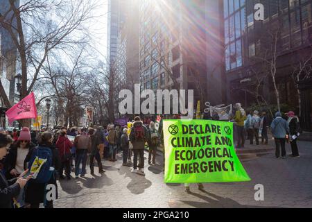New York, NY, Stati Uniti. 21st Mar, 2023. Il Third Act, il movimento attivista sociale degli anziani, ha sponsorizzato un raduno contro gli investimenti bancari nei combustibili fossili che ha avuto inizio a Dag Hammerskjöld Plaza e si è trasferito su 47th Street alla sede di J. P. Morgan Chase. Credit: Ed Lefkowicz/Alamy Live News Foto Stock