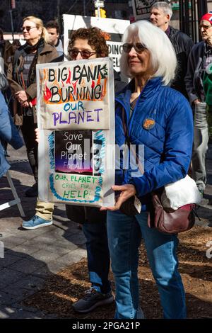 New York, NY, Stati Uniti. 21st Mar, 2023. Il Third Act, il movimento attivista sociale degli anziani, ha sponsorizzato un raduno contro gli investimenti bancari nei combustibili fossili che ha avuto inizio a Dag Hammerskjöld Plaza e si è trasferito su 47th Street alla sede di J. P. Morgan Chase. Credit: Ed Lefkowicz/Alamy Live News Foto Stock