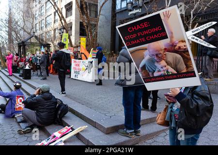New York, NY, Stati Uniti. 21st Mar, 2023. Il Third Act, il movimento attivista sociale degli anziani, ha sponsorizzato un raduno contro gli investimenti bancari nei combustibili fossili che ha avuto inizio a Dag Hammerskjöld Plaza e si è trasferito su 47th Street alla sede di J. P. Morgan Chase. Credit: Ed Lefkowicz/Alamy Live News Foto Stock