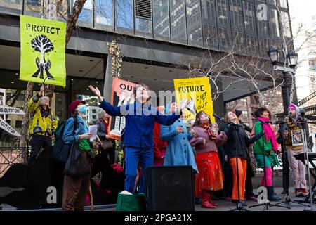 New York, NY, Stati Uniti. 21st Mar, 2023. Il Third Act, il movimento attivista sociale degli anziani, ha sponsorizzato un raduno contro gli investimenti bancari nei combustibili fossili che ha avuto inizio a Dag Hammerskjöld Plaza e si è trasferito su 47th Street alla sede di J. P. Morgan Chase. Credit: Ed Lefkowicz/Alamy Live News Foto Stock