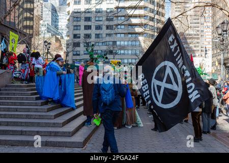 New York, NY, Stati Uniti. 21st Mar, 2023. Il Third Act, il movimento attivista sociale degli anziani, ha sponsorizzato un raduno contro gli investimenti bancari nei combustibili fossili che ha avuto inizio a Dag Hammerskjöld Plaza e si è trasferito su 47th Street alla sede di J. P. Morgan Chase. Credit: Ed Lefkowicz/Alamy Live News Foto Stock