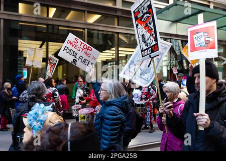 New York, NY, Stati Uniti. 21st Mar, 2023. Il Third Act, il movimento attivista sociale degli anziani, ha sponsorizzato un raduno contro gli investimenti bancari nei combustibili fossili che ha avuto inizio a Dag Hammerskjöld Plaza e si è trasferito su 47th Street alla sede di J. P. Morgan Chase. Manifestanti al di fuori della banca. Credit: Ed Lefkowicz/Alamy Live News Foto Stock