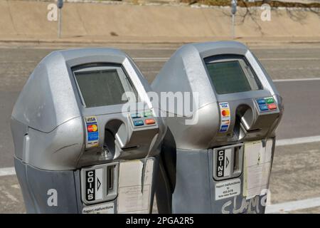 Austin, Texas, USA - Febbraio 2023: Vista ravvicinata di un paio di parchimetri su una strada nel centro della città Foto Stock