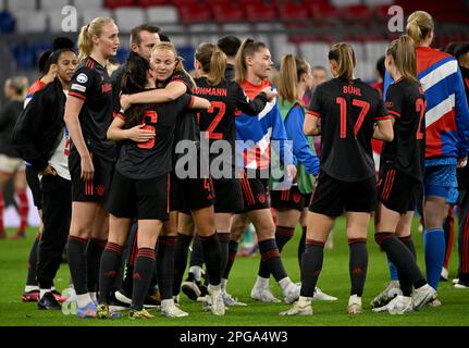 Monaco, Germania. 21st Mar, 2023. Calcio, Donne: Champions League, Bayern Munich - Arsenale WFC, knockout round, quarti di finale, prima tappa, Allianz Arena. I giocatori del Bayern festeggiano la loro vittoria alla fine della partita. Credit: Peter Kneffel/dpa/Alamy Live News Foto Stock