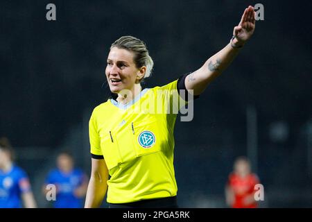 Potsdam, Germania, 21 marzo 2023. Arbitro Anna-Lena Heidenreich durante la partita tra il 1. Turbina FFC Potsdam Vs. 1. FC Köln (1. FC Colonia), giorno 14 (spieltag 14), flyeralarm Frauen Bundesliga (Bundesliga femminile) 2022/23, Karl-Liebknecht-Stadion, Potsdam, Germania, 21 marzo, 2023. Iñaki Esnaola Foto Stock