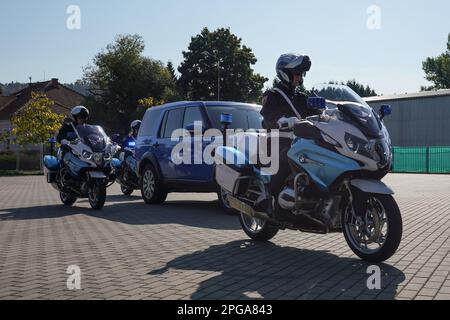 Brno, Czechia - 08 ottobre 2021: Gruppo di polizia motociclette pesanti che cavalcano lentamente, sorvegliando il trasporto di persone importanti, durante la presentazione della p. Ceca Foto Stock