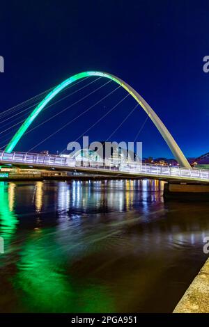 Il ponte del millennio si affaccia di notte di fronte al centro musicale Sage Gateshead e alla sala concerti di Gateshead sul fiume Tyne Foto Stock