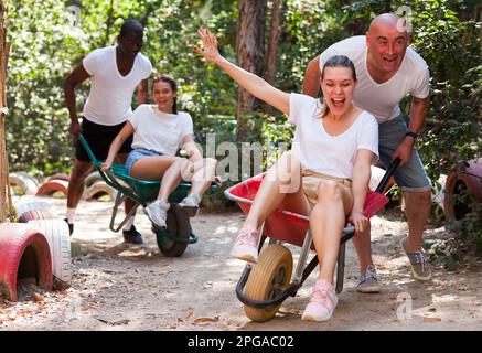 Concorsi nel parco divertimenti - che sarà rapidamente portare la ragazza in giardino carriola Foto Stock