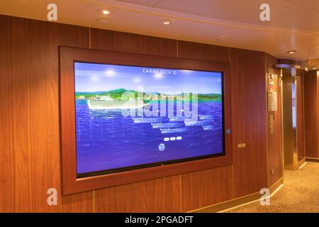 Vista interna della nave da crociera Ruby con mappa touch della posizione del ponte e dell'esterno. Attraccato a Mahahual, Costa Maya, Messico. Foto Stock
