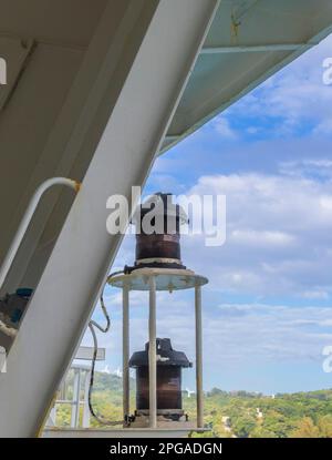 Nave da crociera Ruby Lanterna sul ponte sul lungomare. Foto Stock