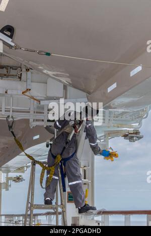 Ruby Princess pulizia e pittura dell'equipaggio mentre attraccato a Roatan, Honduras. Foto Stock