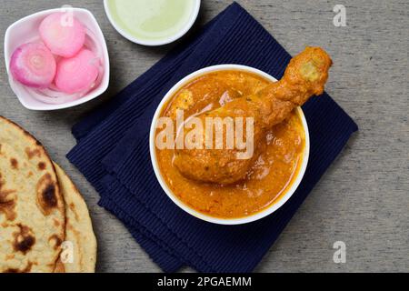 Pollo al burro servito con roti e cipolla sirka Foto Stock