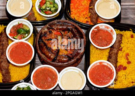 Tradizionale egiziano manzo Kofta, kebab e tarb kofta shish con miscela di carne di agnello, salsiccia di budello farro ripieno di riso, kawareh trotters mucca Foto Stock