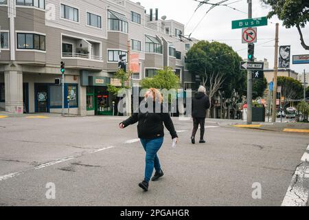 California, San Francisco, Stati Uniti. 20th Mar, 2023. La gente passeggia lungo Buchanan Street, con i colorati negozi e ristoranti di Japantown sullo sfondo. Il Japantown di San Francisco è un quartiere vivace e storico, con un ricco patrimonio culturale che attira visitatori da tutto il mondo. Dai suoi splendidi giardini e negozi unici al suo cibo delizioso e ai vivaci festival, Japantown è una destinazione da non perdere per chiunque sia interessato ad esplorare la cultura variegata e affascinante della città. Situato a pochi isolati da Union Square, Japantown è una vivace enclave che ha essere Foto Stock