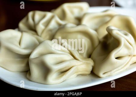 Khinkali, popolare gnocchi Georgiani fatti di pani ritorti di pasta, farciti di carne e spezie, uno dei piatti nazionali della Georgia, vista ravvicinata. Foto Stock