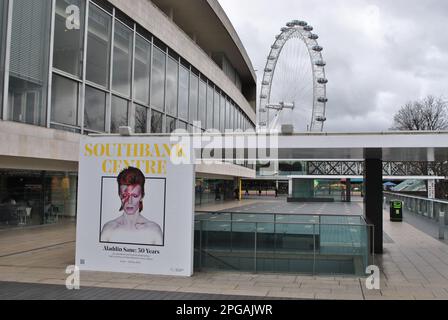 MOSTRA SULLA SOUTHBANK DI LONDRA PER IL 50TH° ANNIVERSARIO DELL'ALBUM ALADDIN SANE DI DAVID BOWIE, COMPLETO DI FOTO DI COPERTINA. Foto Stock